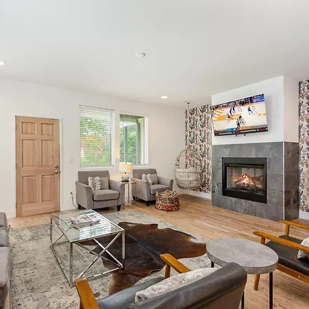 Villa Citrine-Private Patio & Balcony-Near Germantown